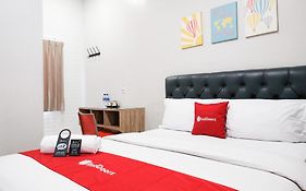 Reddoorz Near Ciputra Golf Surabaya